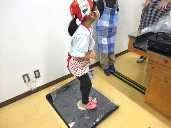 子供が生地を踏む様子