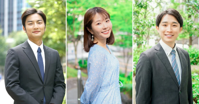 笑顔の男女3人が並ぶポートレート