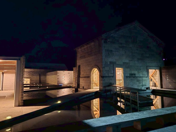 夜間にライトアップされた石造りの現代建築