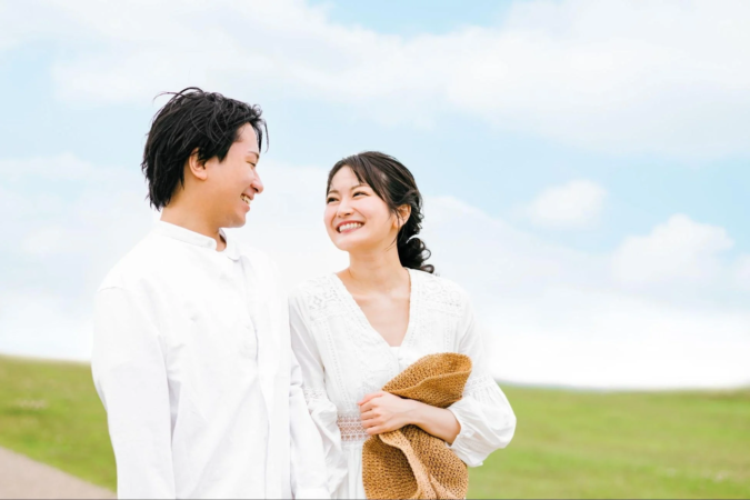 青空の下で散歩するカップル