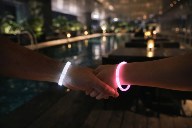 光るブレスレット