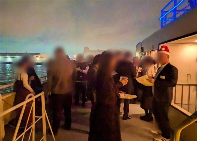 夜の船上でパーティーを楽しむ人々