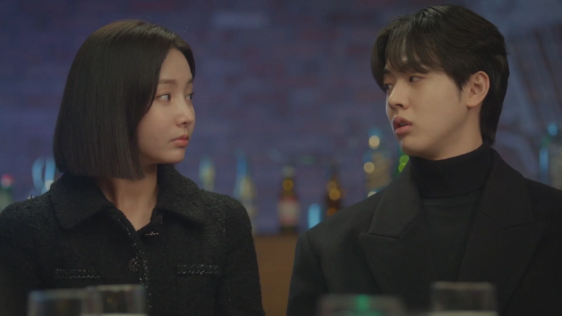 真剣な表情で見つめ合う男女