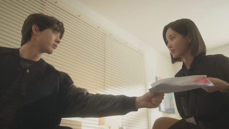 書類を渡すビジネスシーン