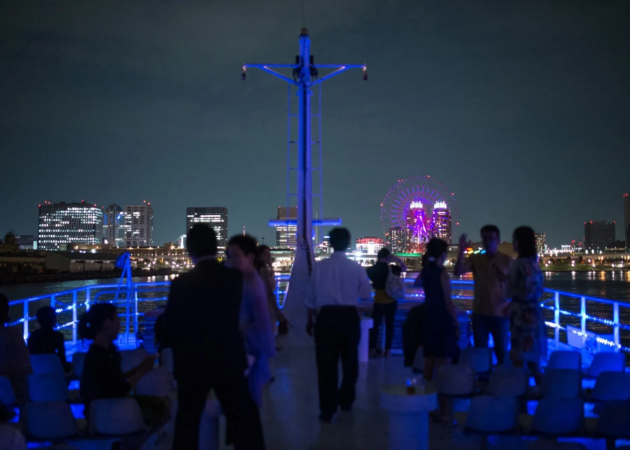 夜の船上から都市の夜景を望む風景
