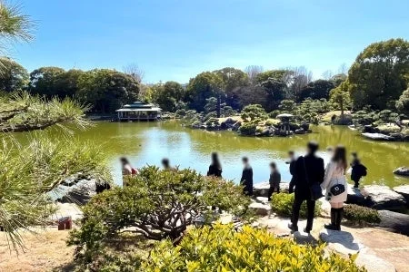 独婚祭で賑わう人々