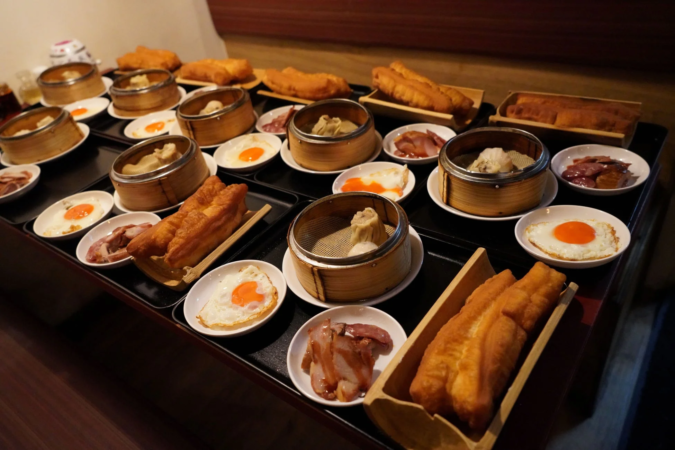 テーブルに並べられた豪華な中華料理の朝食または飲茶の光景