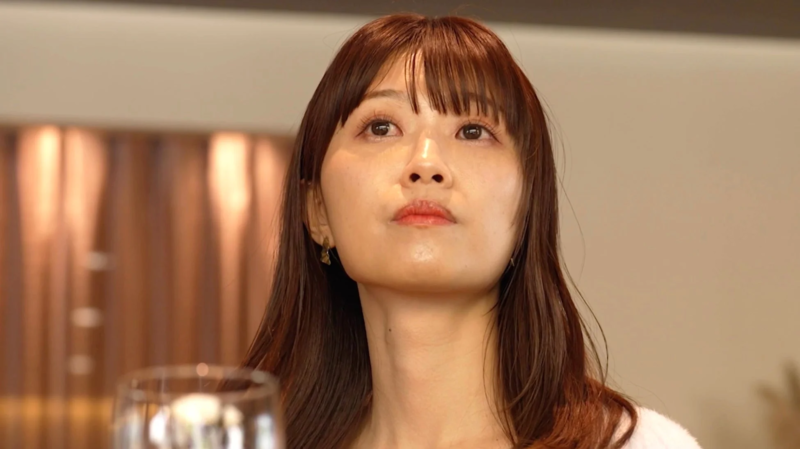 上を見上げる真剣な表情の女性