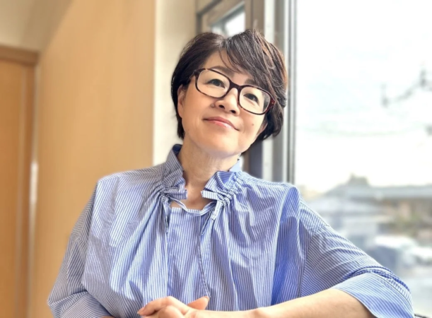 窓際で笑顔の荒木直美氏