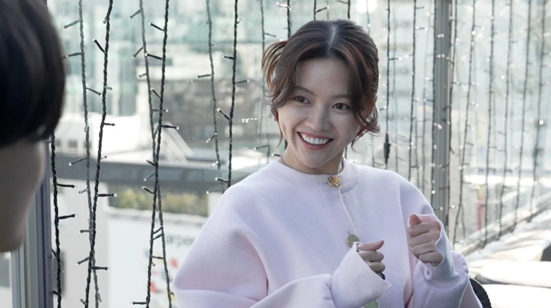 明るい室内で笑顔の女性