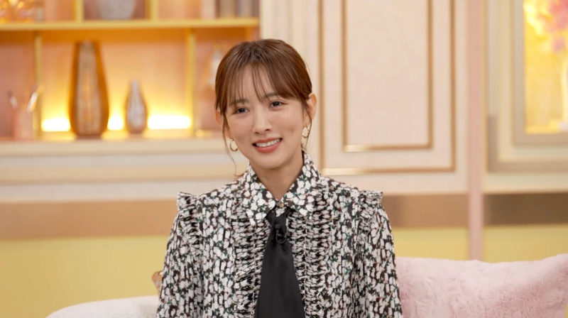 花柄ブラウスの女性MC