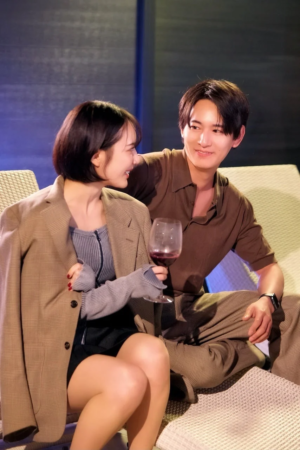 ソファで談笑するカップル