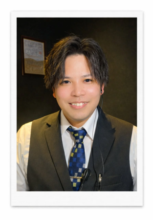 笑顔でカメラを見つめる若い男性のポートレート