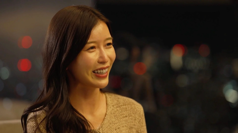 夜景をバックに笑顔の女性