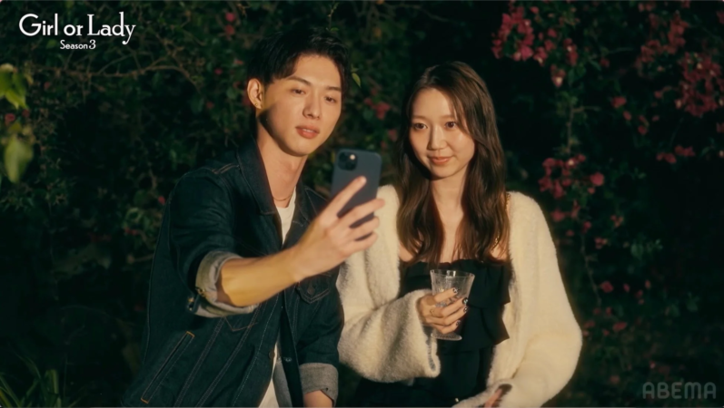 スマホで自撮りするオダミユさんとレイさん