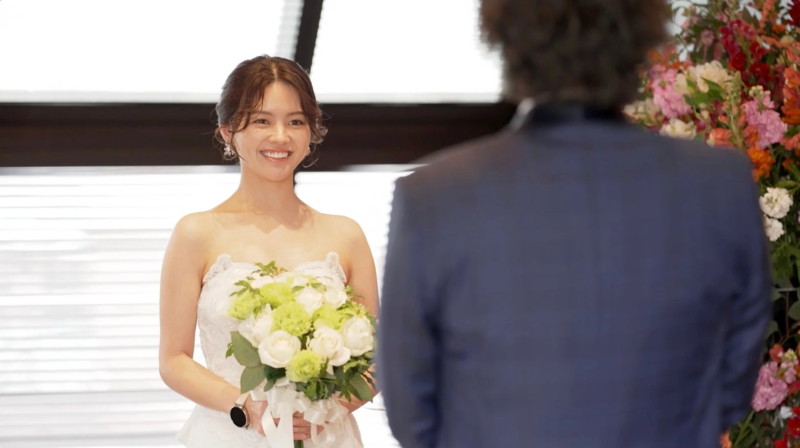 花嫁の笑顔、前向きな決断を象徴