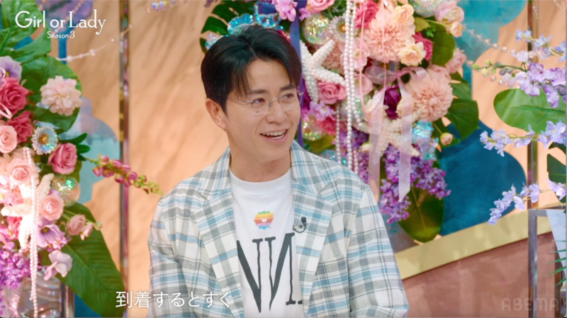 花が飾られたスタジオで話す藤森慎吾さん