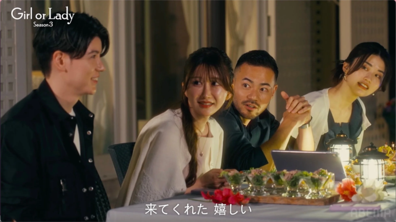 屋外で食事する男女