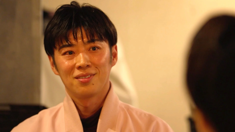 男性が考えるような表情