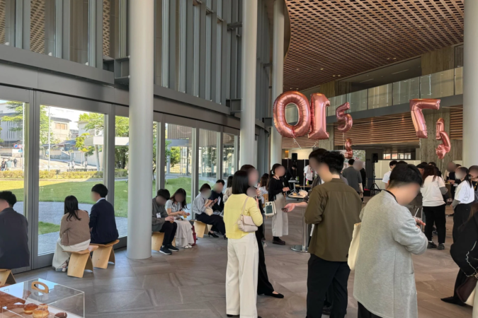 イベント会場で交流する参加者たち