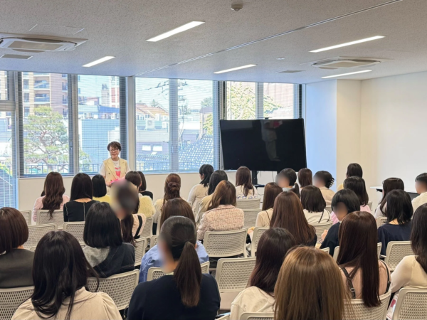 婚活アドバイザー荒木直美氏によるプレゼンテーションの様子
