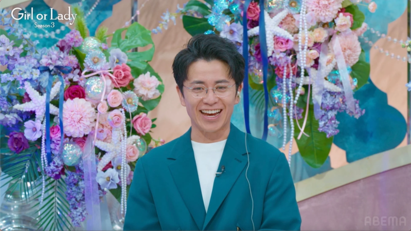 男性、笑顔、眼鏡、司会者、スタジオ、テレビ番組