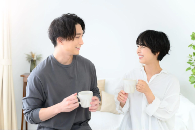 笑顔で会話を楽しむカップル
