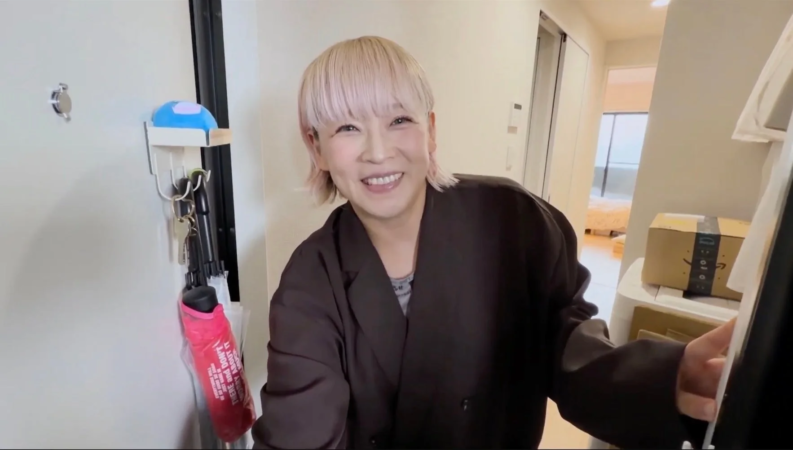 明るい笑顔を見せるショートヘアの女性