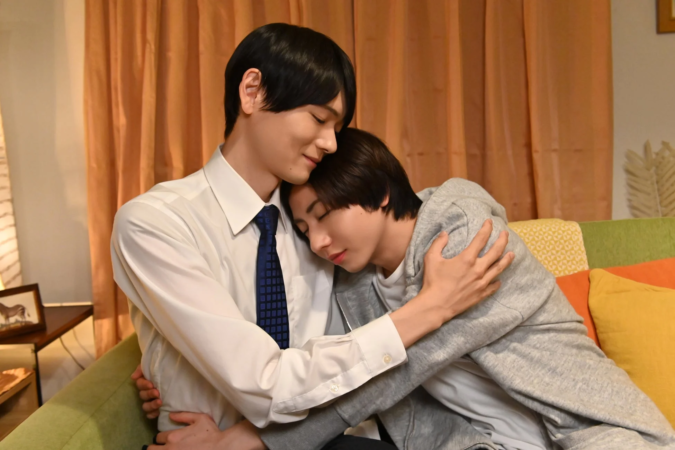 ソファで抱き合う男性二人