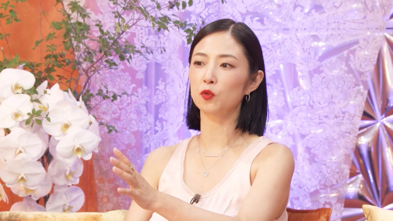 テレビ出演で話すショートヘアの女性