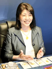 笑顔で話している東洋系の女性