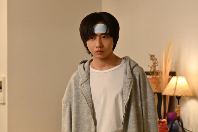 おでこに冷却シートを貼った男性