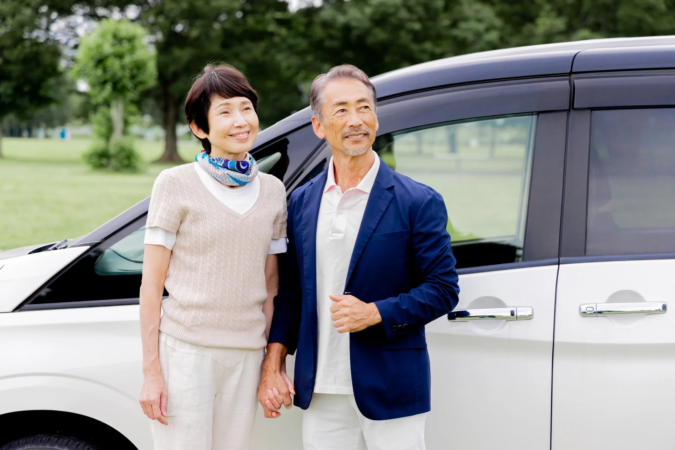 高齢者、夫婦、カップル、車、公園、笑顔、手をつなぐ、ドライブ、旅行、シニア、ライフスタイル、ミドル世代、屋外、自然