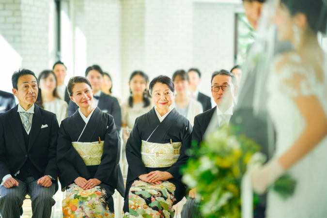 結婚式のセレモニーに参列する人々を捉えた写真