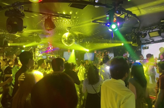 ディスコで楽しむ人々