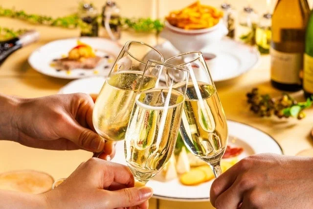 乾杯、シャンパン、スパークリングワイン、パーティー、お祝い、食事、ディナー、イベント、アルコール、飲み物、グラス、手