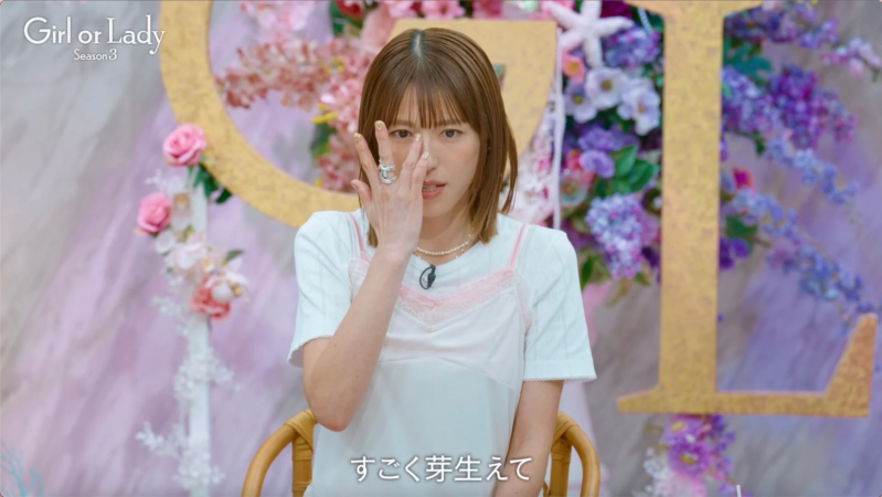 「Girl or Lady Season 3」の番組セットで、一人の女性が感情的な表情で顔の一部を覆っている。
