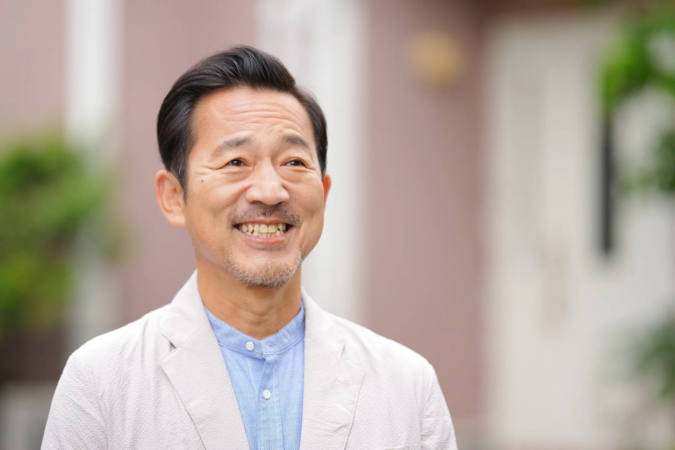 男性、中年、笑顔、ポートレート、アジア人、屋外、ジャケット、シャツ、ひげ、明るい、ハッピー