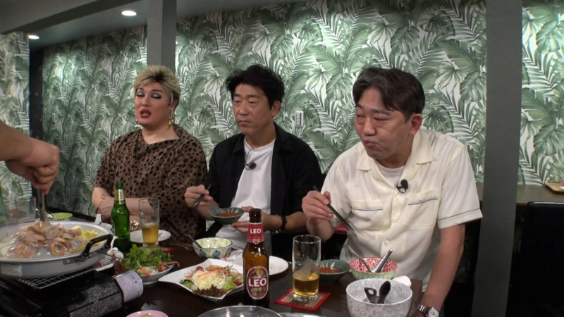 タイ料理店で食事を楽しむ3人