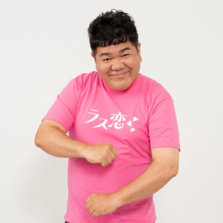 男性,日本人,笑顔,ピンクのTシャツ,ポーズ,ユーモラス,白背景,ラス恋