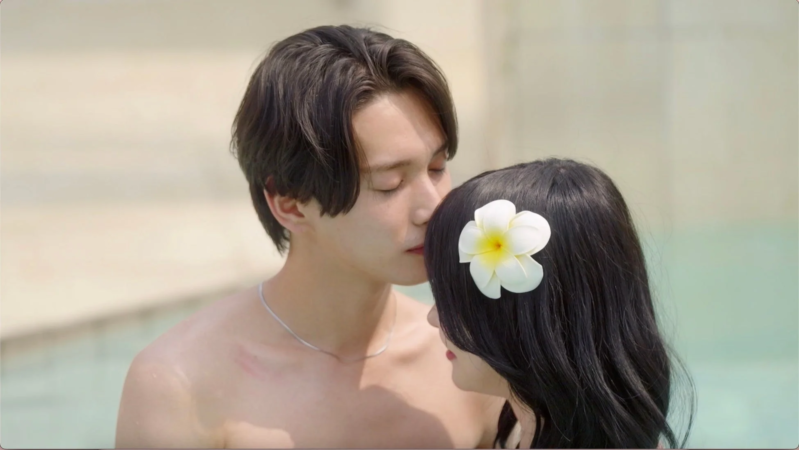 プールでのキス寸前ショット