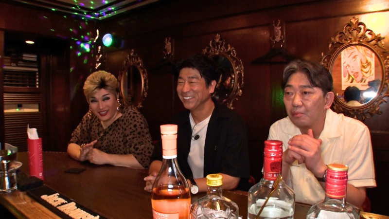 バーカウンターで会話を楽しむ3人